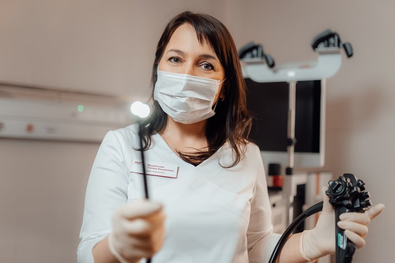 Врач-эндоскопист Тамара Башировна Муцольгова держит эндоскоп для проведения ФГС и колоноскопии